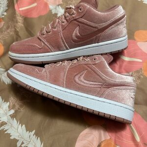 New Nike Jordan One Blush Velvet Womens Size 7